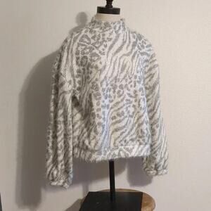 Willow and Root white and gray animal print sweater size M